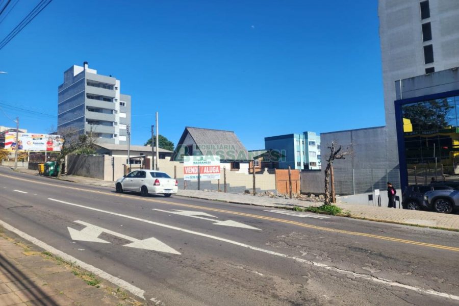 Terreno com 588m², no bairro Sagrada Família em Caxias do Sul para Comprar