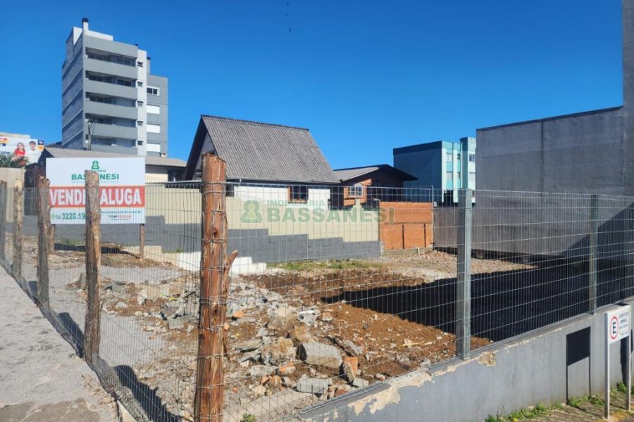 Terreno com 588m², no bairro Sagrada Família em Caxias do Sul para Comprar
