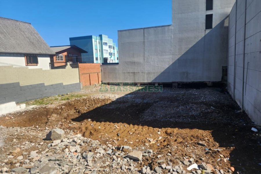Terreno com 588m², no bairro Sagrada Família em Caxias do Sul para Comprar