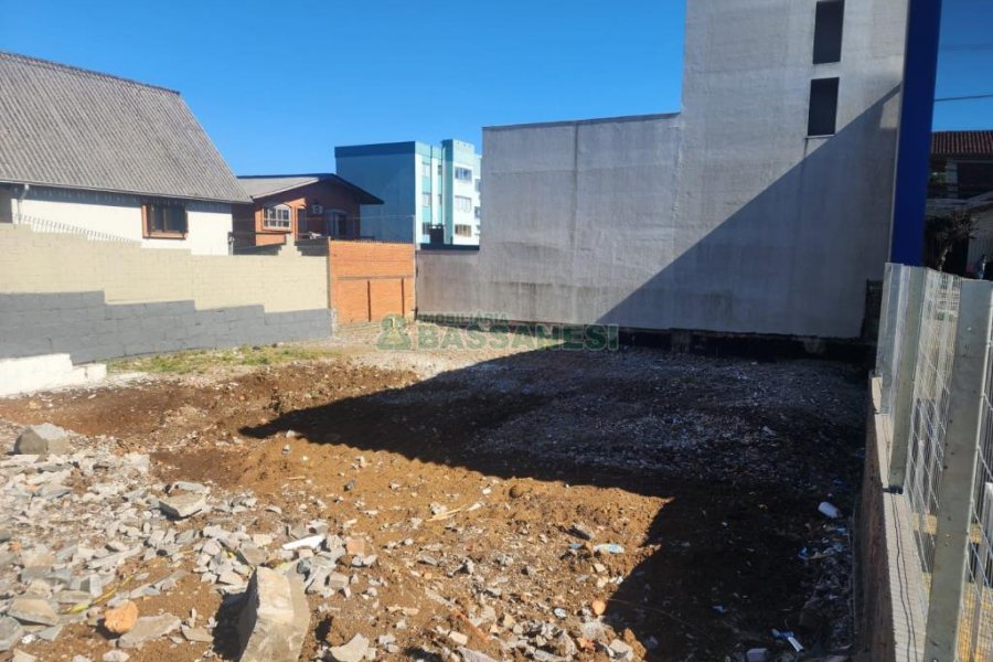Terreno com 588m², no bairro Sagrada Família em Caxias do Sul para Comprar