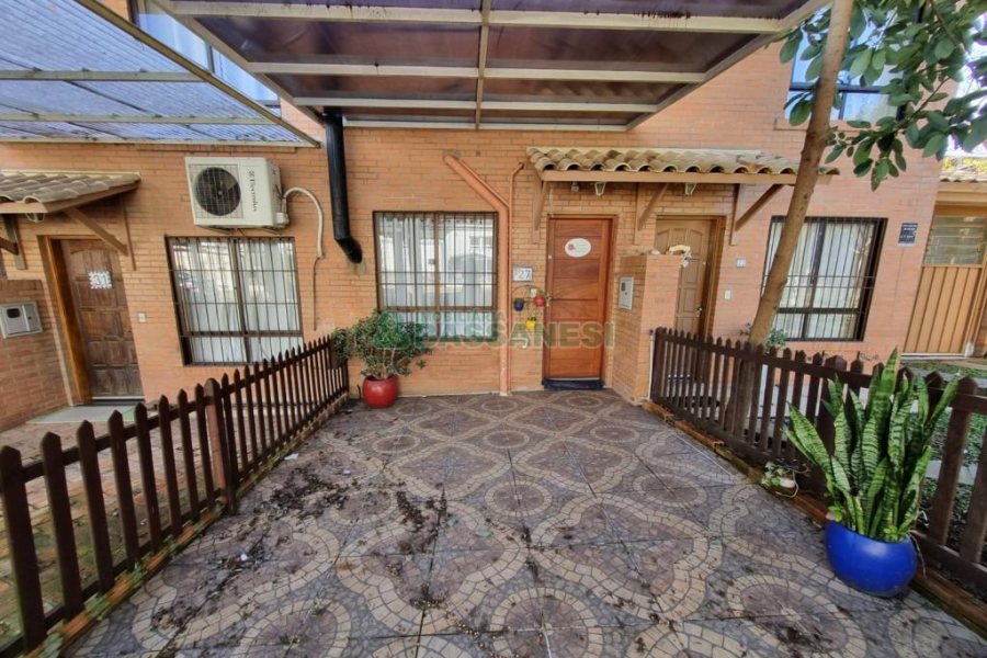 Sobrado com 60m², 1 dormitório, 1 vaga, no bairro Vinhedos em Caxias do Sul para Alugar