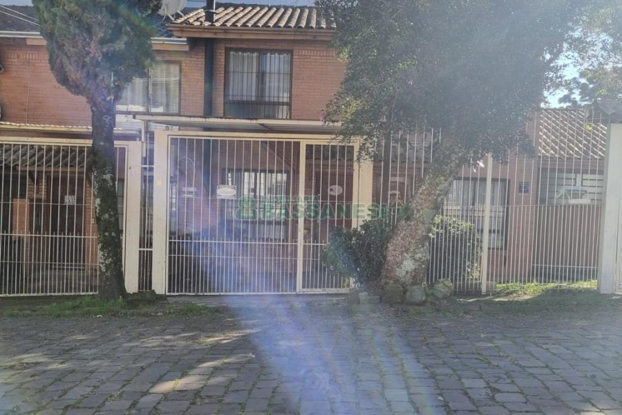 Sobrado com 60m², 1 dormitório, 1 vaga, no bairro Vinhedos em Caxias do Sul para Alugar