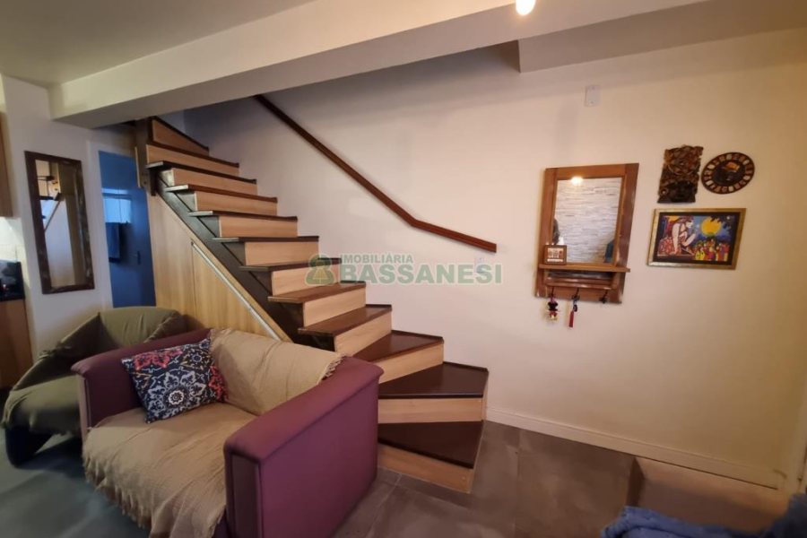 Sobrado com 60m², 1 dormitório, 1 vaga, no bairro Vinhedos em Caxias do Sul para Alugar