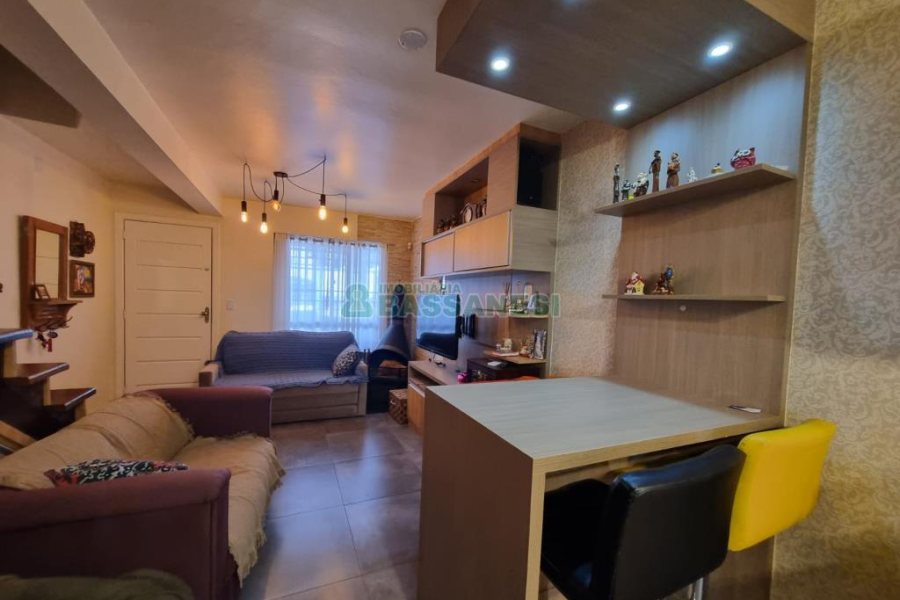 Sobrado com 60m², 1 dormitório, 1 vaga, no bairro Vinhedos em Caxias do Sul para Alugar