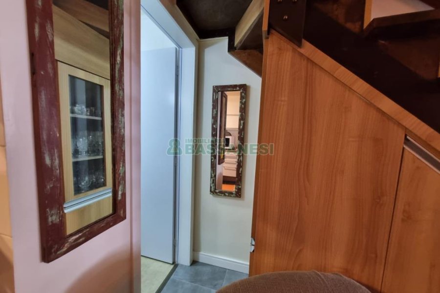 Sobrado com 60m², 1 dormitório, 1 vaga, no bairro Vinhedos em Caxias do Sul para Alugar