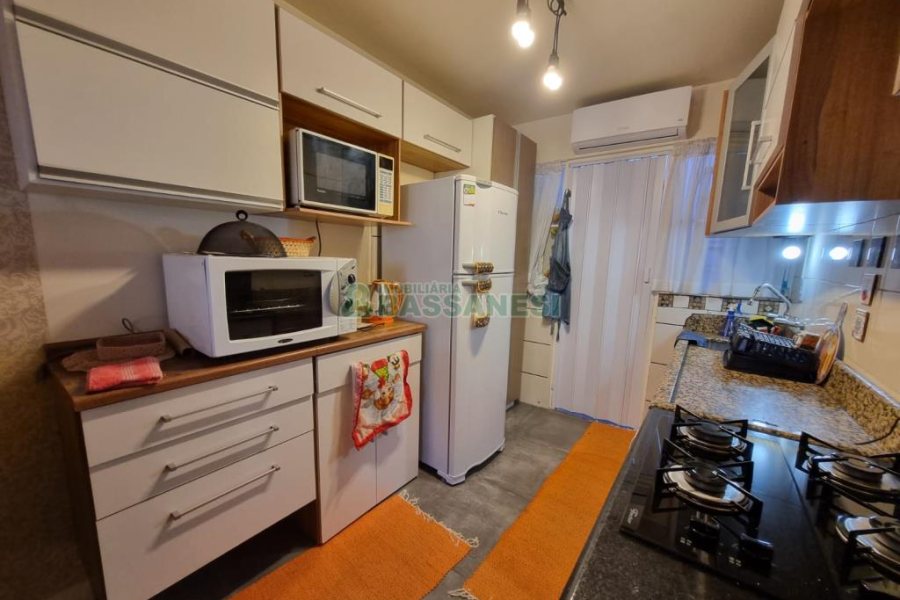 Sobrado com 60m², 1 dormitório, 1 vaga, no bairro Vinhedos em Caxias do Sul para Alugar