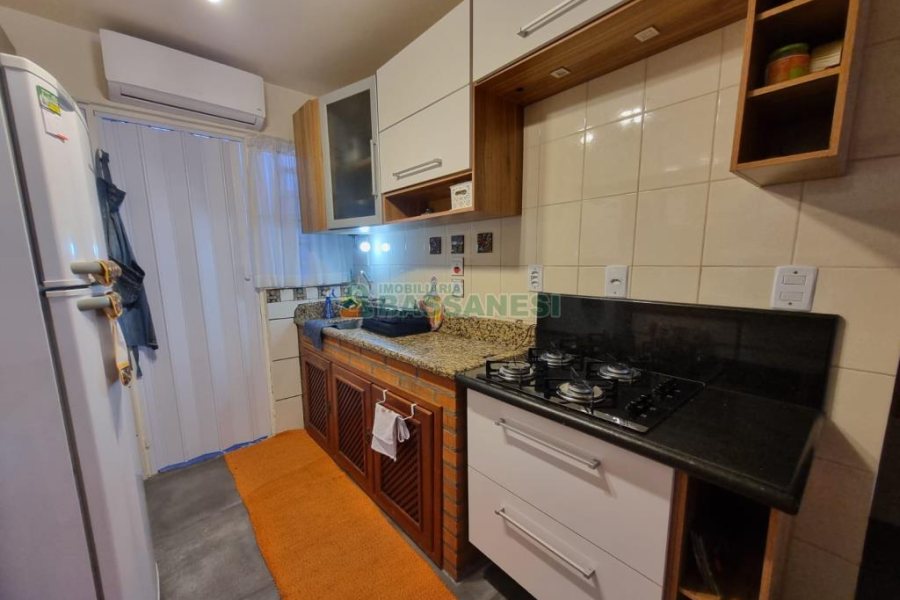 Sobrado com 60m², 1 dormitório, 1 vaga, no bairro Vinhedos em Caxias do Sul para Alugar