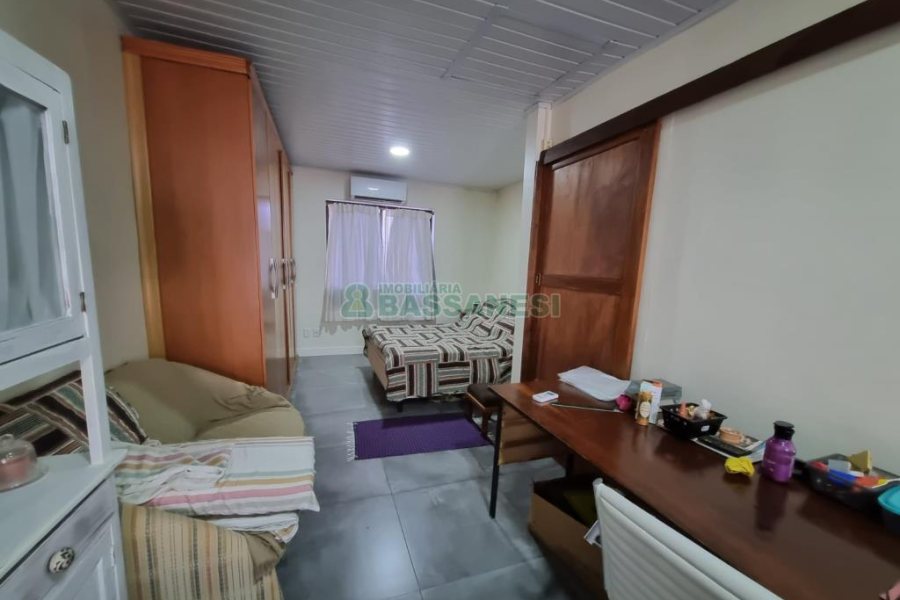 Sobrado com 60m², 1 dormitório, 1 vaga, no bairro Vinhedos em Caxias do Sul para Alugar