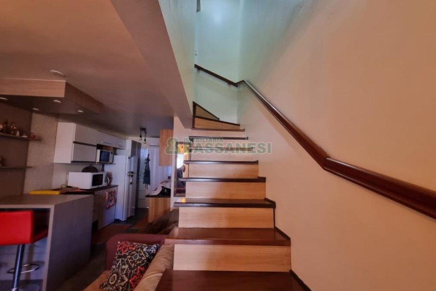 Sobrado com 60m², 1 dormitório, 1 vaga, no bairro Vinhedos em Caxias do Sul para Alugar