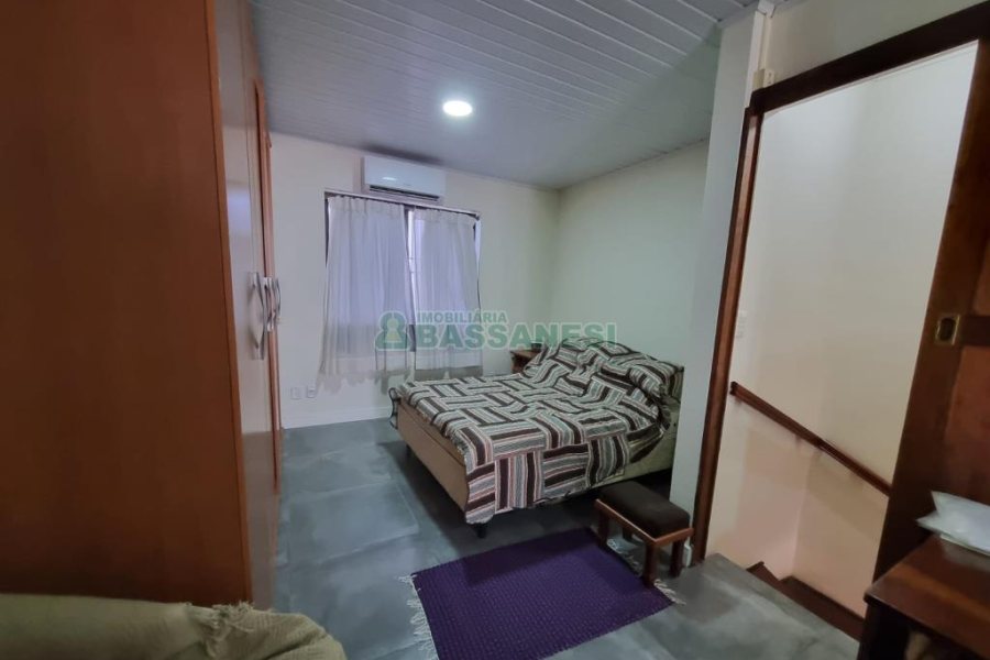 Sobrado com 60m², 1 dormitório, 1 vaga, no bairro Vinhedos em Caxias do Sul para Alugar