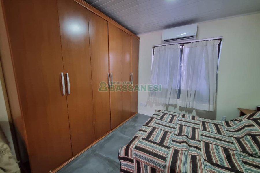 Sobrado com 60m², 1 dormitório, 1 vaga, no bairro Vinhedos em Caxias do Sul para Alugar