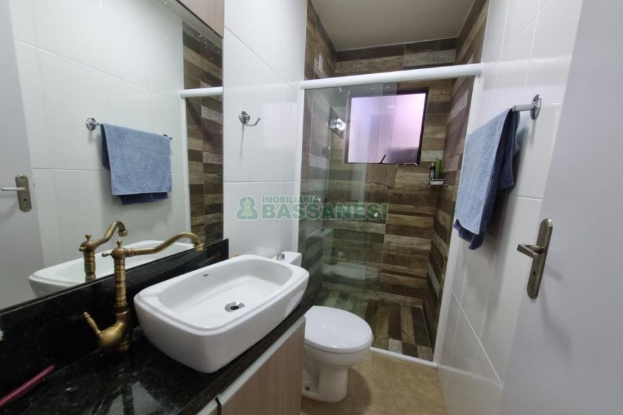 Sobrado com 60m², 1 dormitório, 1 vaga, no bairro Vinhedos em Caxias do Sul para Alugar