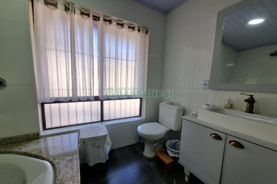 Sobrado com 60m², 1 dormitório, 1 vaga, no bairro Vinhedos em Caxias do Sul para Alugar