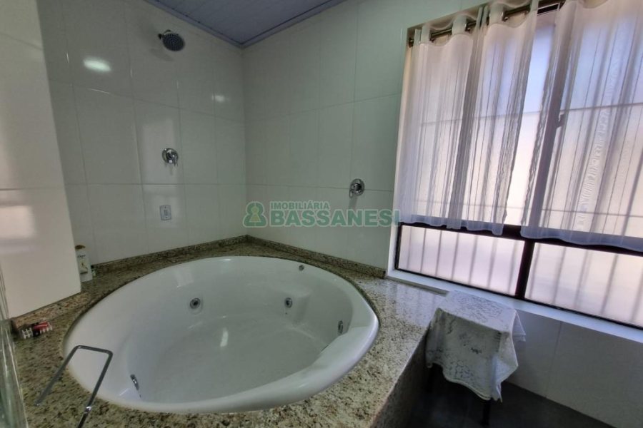 Sobrado com 60m², 1 dormitório, 1 vaga, no bairro Vinhedos em Caxias do Sul para Alugar