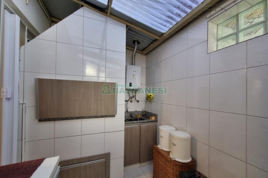 Sobrado com 60m², 1 dormitório, 1 vaga, no bairro Vinhedos em Caxias do Sul para Alugar