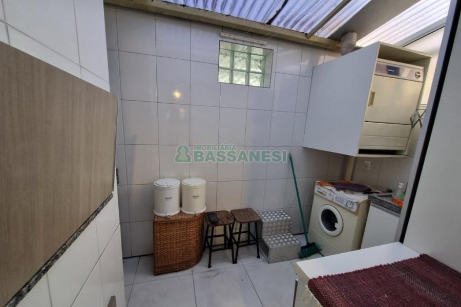 Sobrado com 60m², 1 dormitório, 1 vaga, no bairro Vinhedos em Caxias do Sul para Alugar