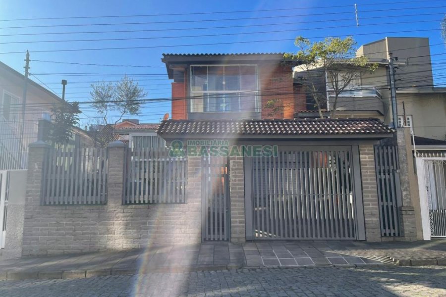 Casa com 188m², 3 dormitórios, 2 vagas, no bairro Panazzolo em Caxias do Sul para Comprar