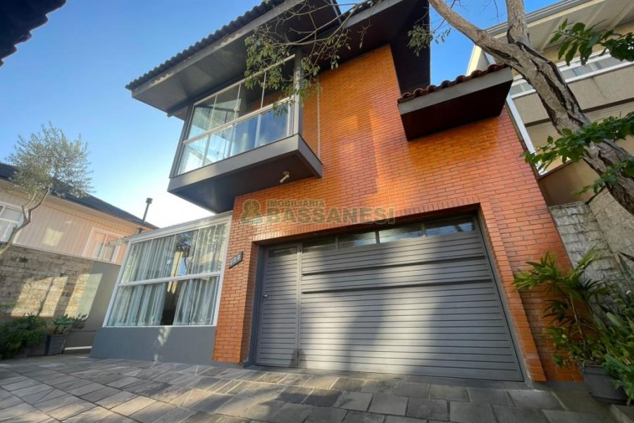 Casa com 188m², 3 dormitórios, 2 vagas, no bairro Panazzolo em Caxias do Sul para Comprar