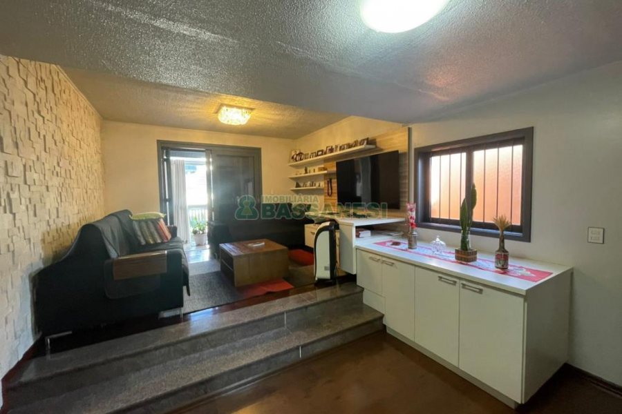 Casa com 188m², 3 dormitórios, 2 vagas, no bairro Panazzolo em Caxias do Sul para Comprar