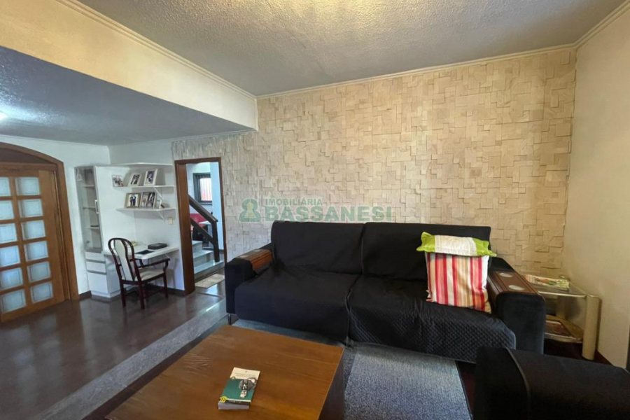 Casa com 188m², 3 dormitórios, 2 vagas, no bairro Panazzolo em Caxias do Sul para Comprar
