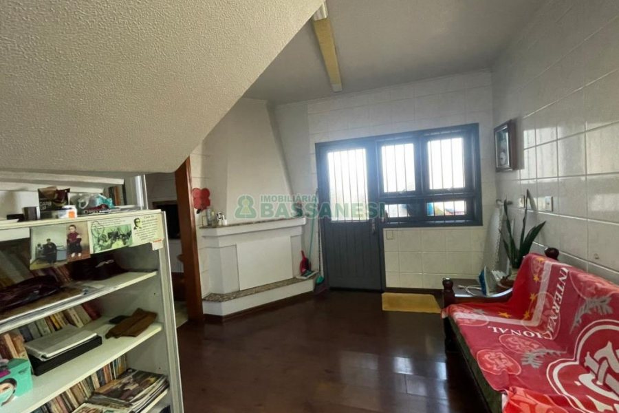 Casa com 188m², 3 dormitórios, 2 vagas, no bairro Panazzolo em Caxias do Sul para Comprar