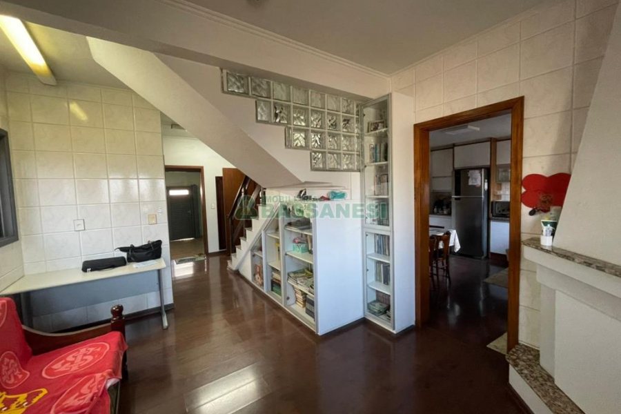 Casa com 188m², 3 dormitórios, 2 vagas, no bairro Panazzolo em Caxias do Sul para Comprar