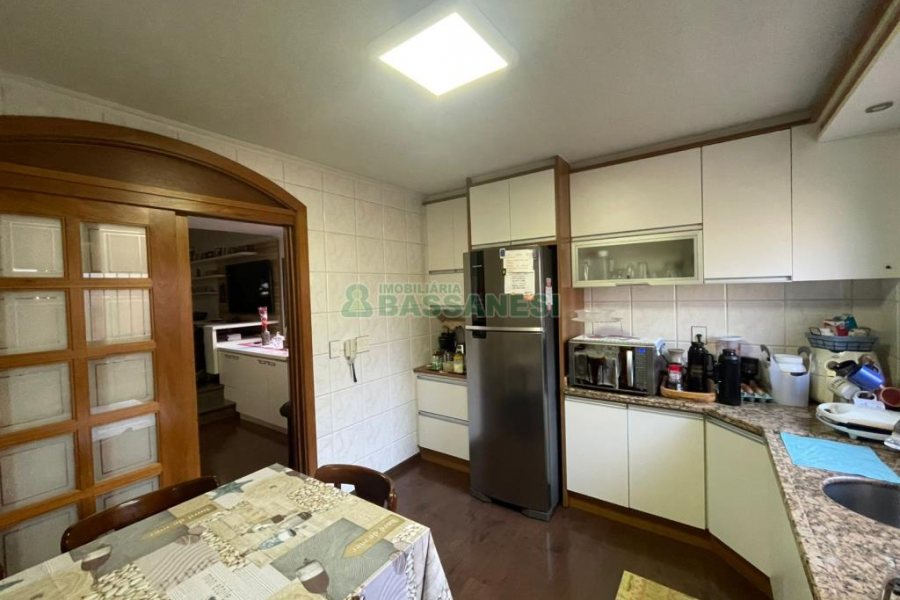 Casa com 188m², 3 dormitórios, 2 vagas, no bairro Panazzolo em Caxias do Sul para Comprar