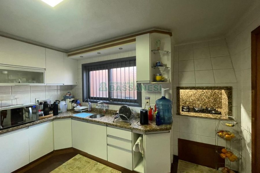 Casa com 188m², 3 dormitórios, 2 vagas, no bairro Panazzolo em Caxias do Sul para Comprar