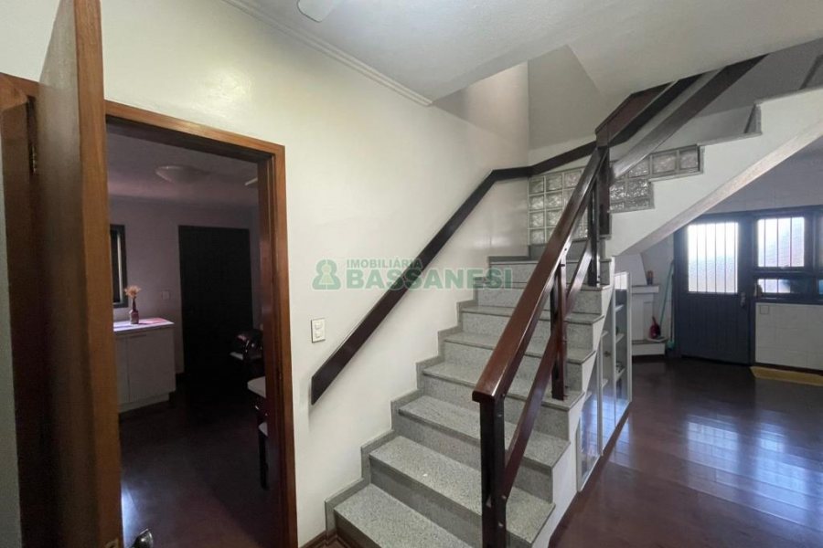 Casa com 188m², 3 dormitórios, 2 vagas, no bairro Panazzolo em Caxias do Sul para Comprar