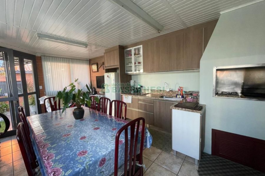 Casa com 188m², 3 dormitórios, 2 vagas, no bairro Panazzolo em Caxias do Sul para Comprar