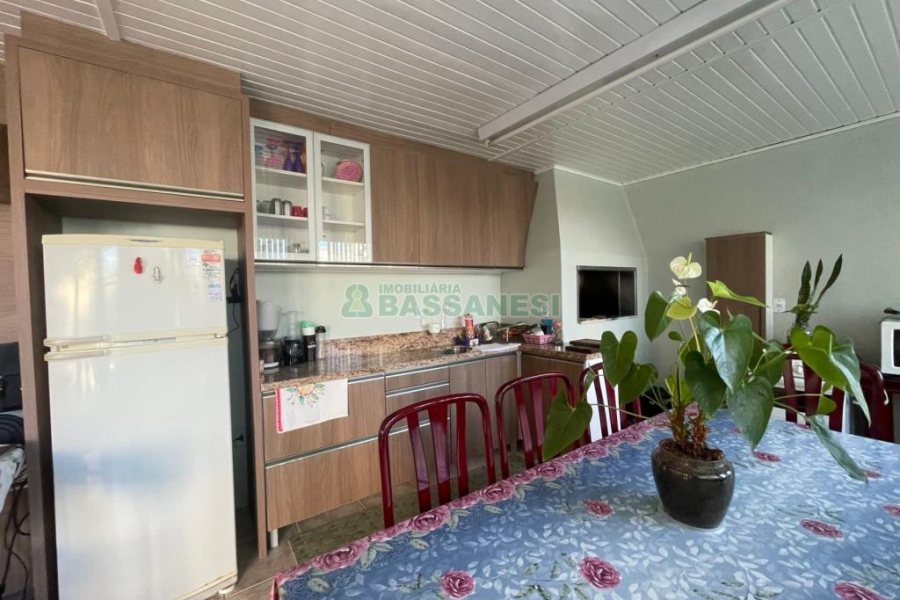 Casa com 188m², 3 dormitórios, 2 vagas, no bairro Panazzolo em Caxias do Sul para Comprar