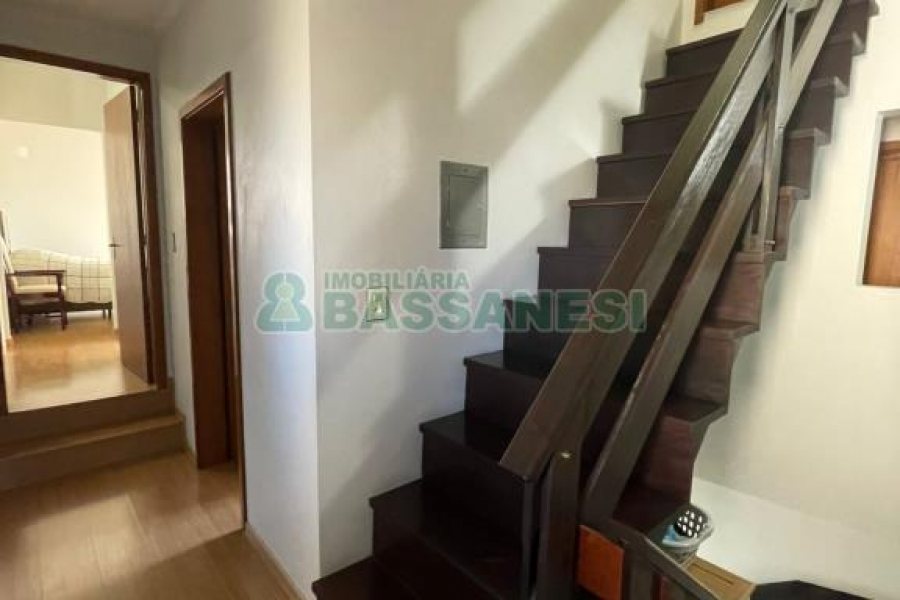 Casa com 188m², 3 dormitórios, 2 vagas, no bairro Panazzolo em Caxias do Sul para Comprar