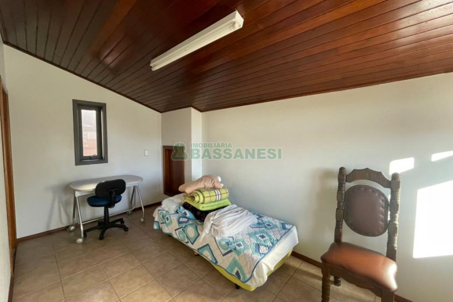 Casa com 188m², 3 dormitórios, 2 vagas, no bairro Panazzolo em Caxias do Sul para Comprar