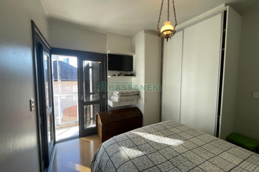 Casa com 188m², 3 dormitórios, 2 vagas, no bairro Panazzolo em Caxias do Sul para Comprar