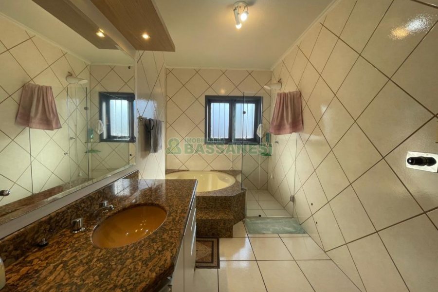 Casa com 188m², 3 dormitórios, 2 vagas, no bairro Panazzolo em Caxias do Sul para Comprar