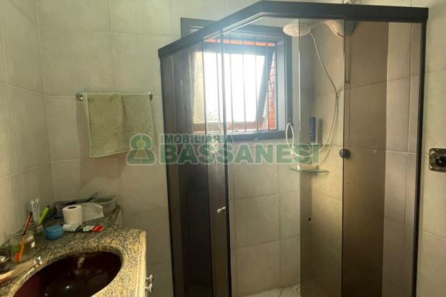 Casa com 188m², 3 dormitórios, 2 vagas, no bairro Panazzolo em Caxias do Sul para Comprar