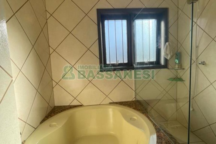 Casa com 188m², 3 dormitórios, 2 vagas, no bairro Panazzolo em Caxias do Sul para Comprar