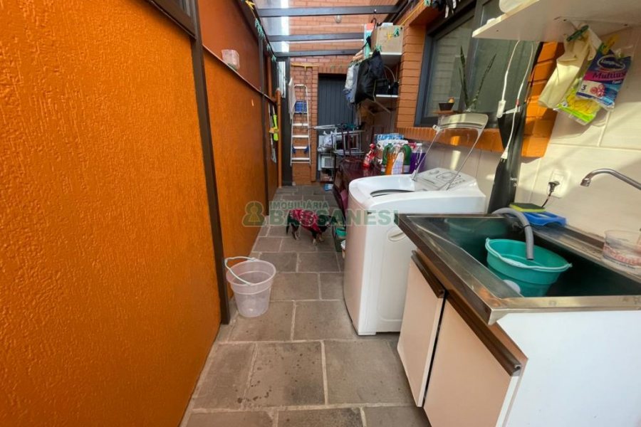 Casa com 188m², 3 dormitórios, 2 vagas, no bairro Panazzolo em Caxias do Sul para Comprar