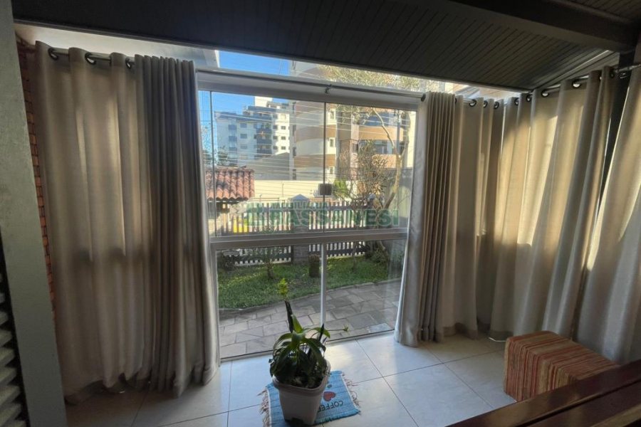 Casa com 188m², 3 dormitórios, 2 vagas, no bairro Panazzolo em Caxias do Sul para Comprar