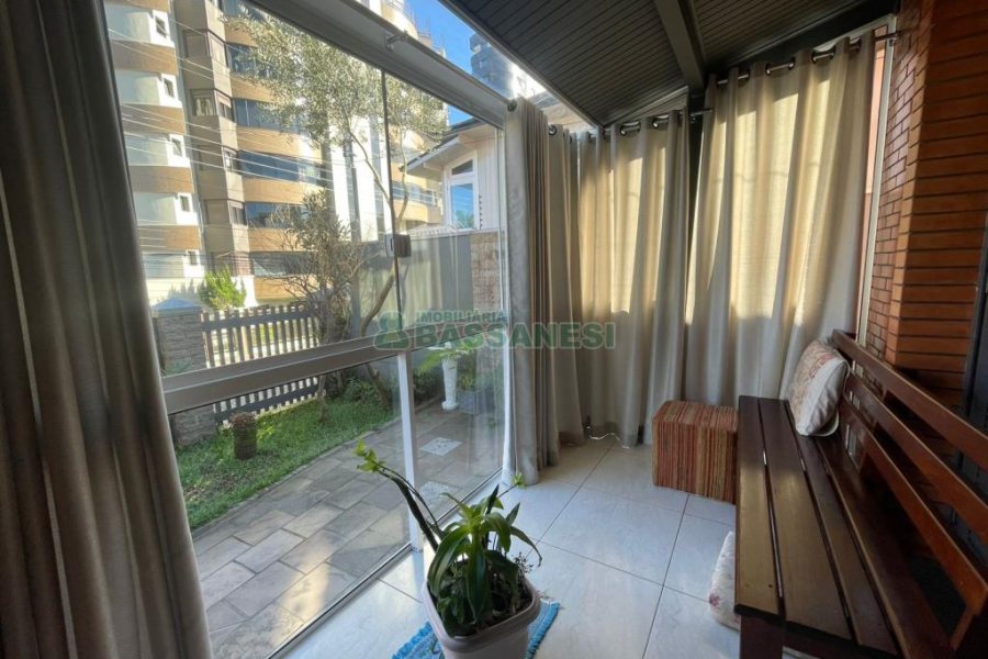 Casa com 188m², 3 dormitórios, 2 vagas, no bairro Panazzolo em Caxias do Sul para Comprar