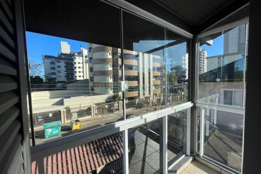 Casa com 188m², 3 dormitórios, 2 vagas, no bairro Panazzolo em Caxias do Sul para Comprar