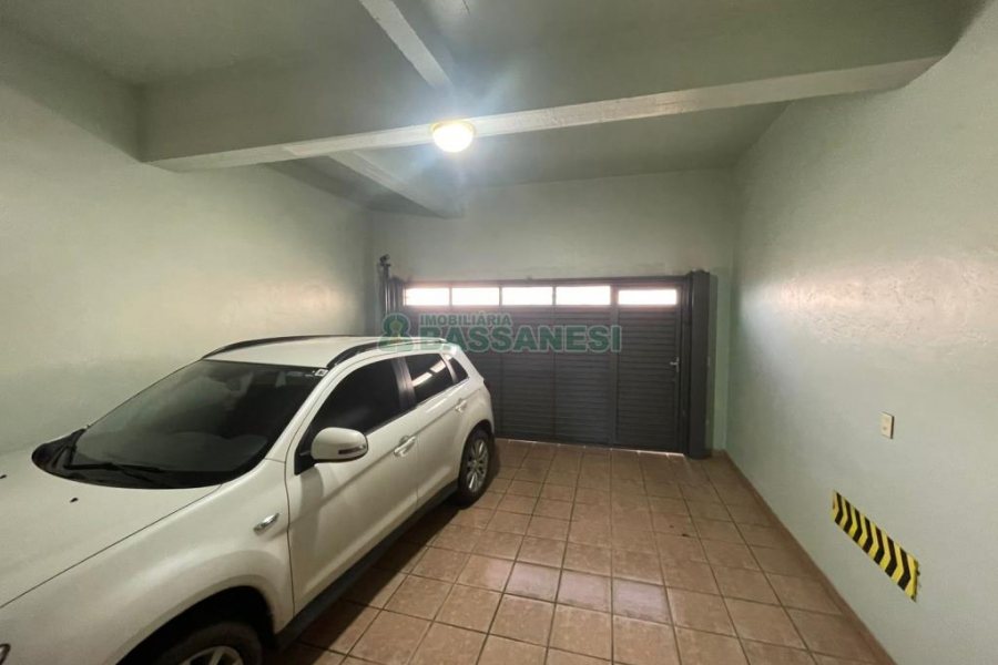 Casa com 188m², 3 dormitórios, 2 vagas, no bairro Panazzolo em Caxias do Sul para Comprar