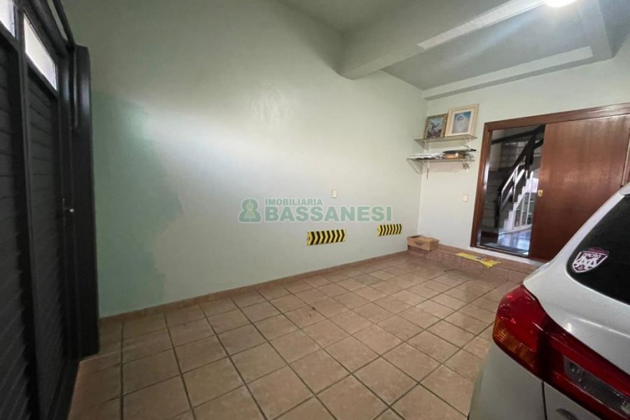 Casa com 188m², 3 dormitórios, 2 vagas, no bairro Panazzolo em Caxias do Sul para Comprar