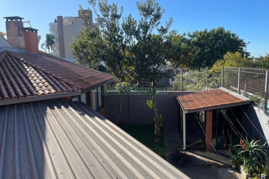 Casa com 188m², 3 dormitórios, 2 vagas, no bairro Panazzolo em Caxias do Sul para Comprar