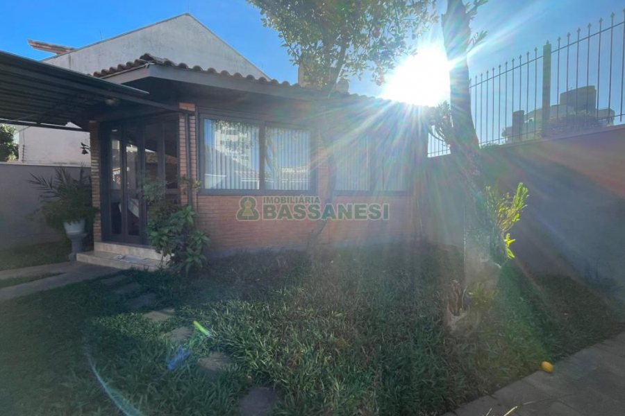 Casa com 188m², 3 dormitórios, 2 vagas, no bairro Panazzolo em Caxias do Sul para Comprar