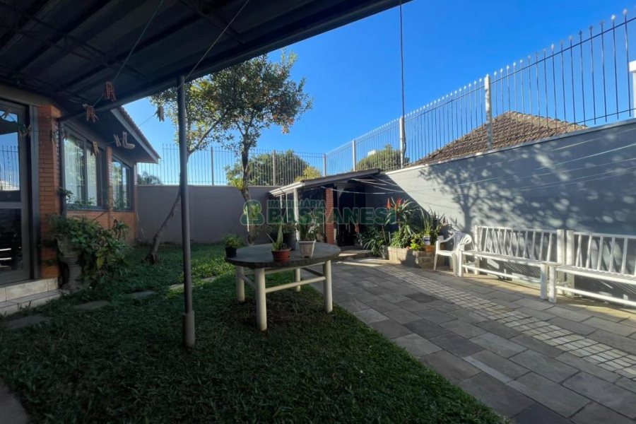 Casa com 188m², 3 dormitórios, 2 vagas, no bairro Panazzolo em Caxias do Sul para Comprar