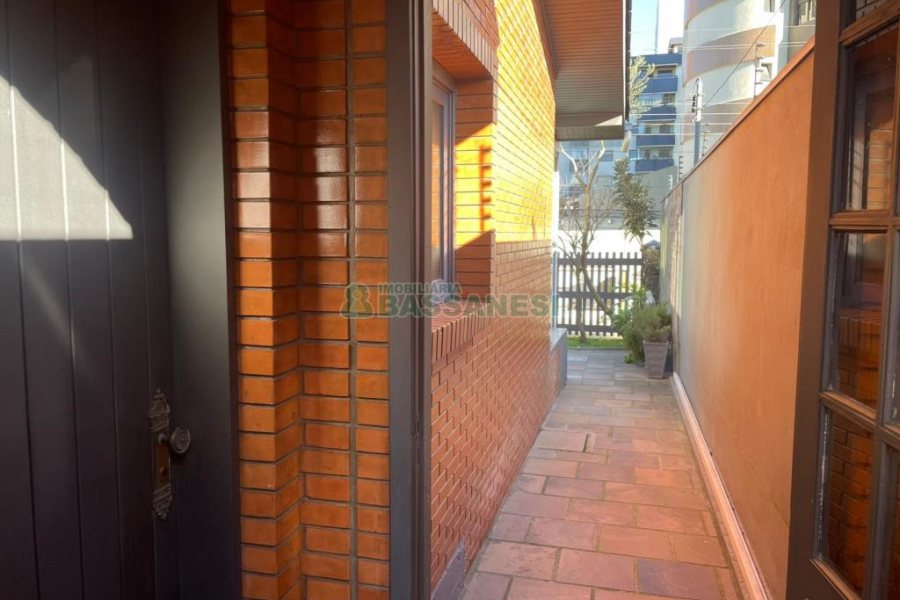 Casa com 188m², 3 dormitórios, 2 vagas, no bairro Panazzolo em Caxias do Sul para Comprar