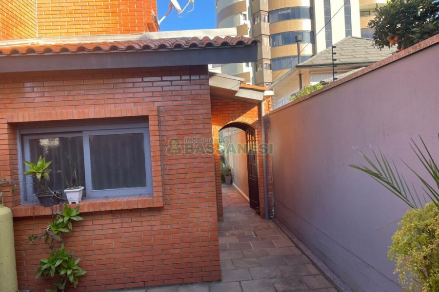 Casa com 188m², 3 dormitórios, 2 vagas, no bairro Panazzolo em Caxias do Sul para Comprar