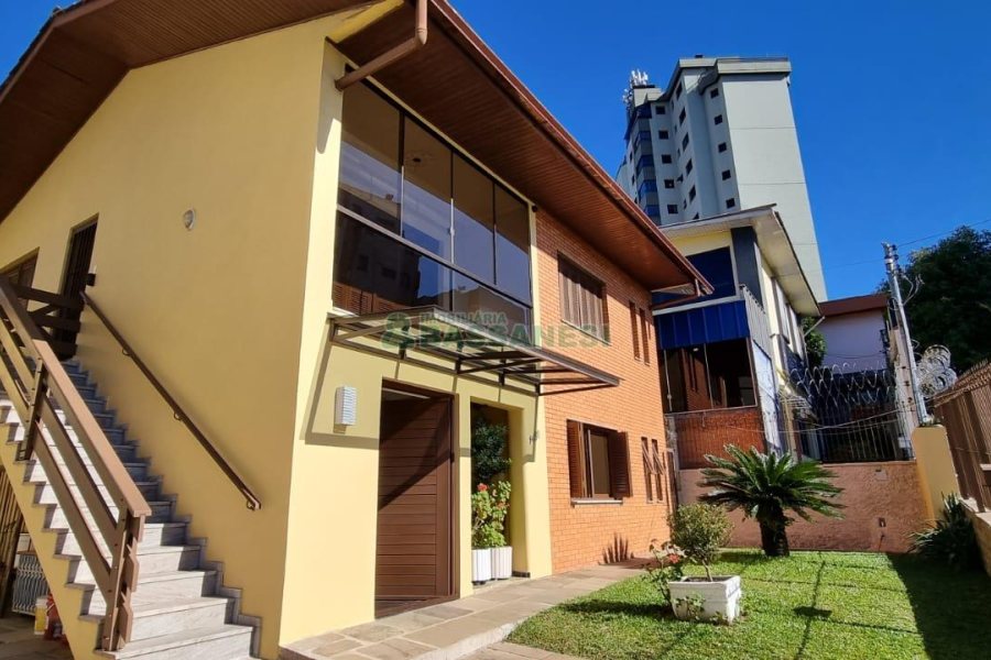 Casa com 292m², 7 dormitórios, 5 vagas, no bairro Jardim América em Caxias do Sul para Comprar