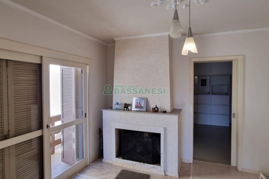 Casa com 292m², 7 dormitórios, 5 vagas, no bairro Jardim América em Caxias do Sul para Comprar